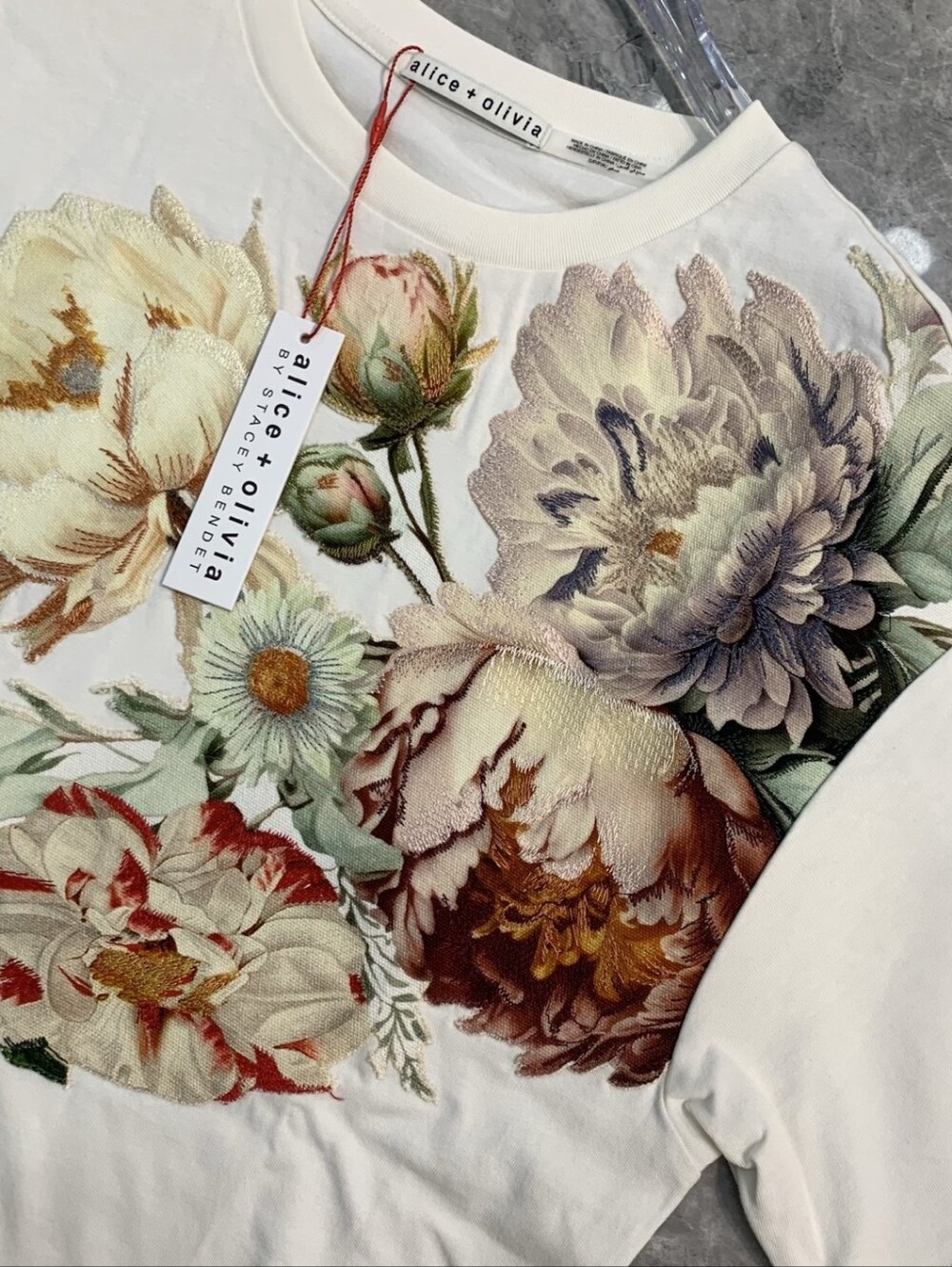 ALICE & OLIVIA EVAN APPLIQUE OVERSIZED TEE - Picture 10 of 14